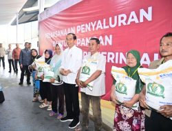 Presiden Serahkan Bantuan Pangan untuk Warga Kabupaten Bekasi
