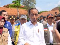 Sambangi Pengungsi yang Terdampak Banjir di Demak, Presiden Jokowi Tinjau Perbaikan Tanggul