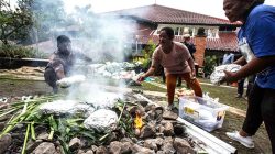 Halal Bihalal Civitas Akademika, PPKB FIB UI Suguhkan Upacara Adat “Bakar Batu” Papua